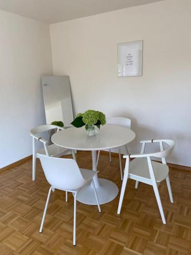 een witte tafel en stoelen in een kamer bij SCHÖNE HELLE FERIENWOHNUNG in Wehr