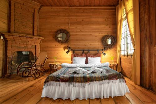 1 dormitorio con 1 cama en una habitación de madera en Menabde Winery en Ozurgetʼi