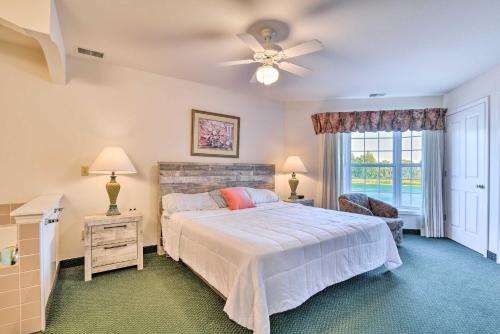 - une chambre avec un lit et un ventilateur de plafond dans l'établissement Michigan Condo Heated Indoor Community Pool!, à Pigeon