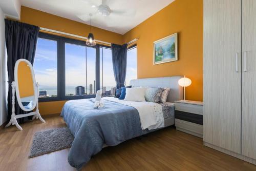 um quarto com uma cama grande e uma janela grande em The Ash, 3BR Seaview by WStay @ Tropicana 218 Macalister em George Town