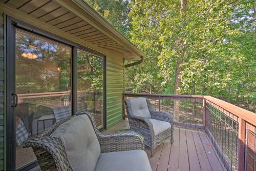 Μπαλκόνι ή βεράντα στο Lakefront Anderson Paradise Dock, Fire Pit!