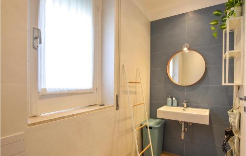 een badkamer met een wastafel en een spiegel bij 1 Bedroom Nice Apartment In Pozzallo in Pozzallo