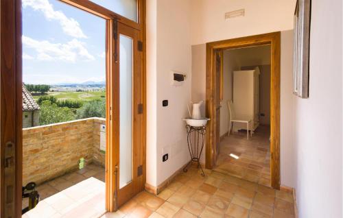 San Marco Argentano的住宿－Cozy Home In San Marco Argentano With Wifi，走廊设有通往景观阳台的门