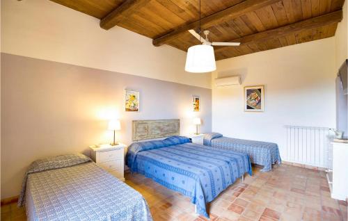 San Marco Argentano的住宿－Cozy Home In San Marco Argentano With Wifi，一间卧室设有两张床和木制天花板