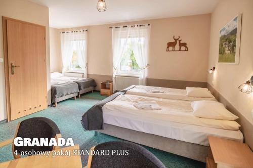 Postel nebo postele na pokoji v ubytování Granada Pensjonat & SPA
