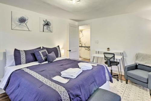 1 dormitorio con 1 cama de color púrpura y 1 silla en Upscale Waterbury Retreat with Indoor Hot Tub!, en Waterbury