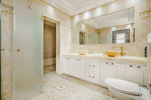 y baño con aseo, lavabo y espejo. en Duplex Penthouse 3BR Asirey Tsyon By Holiday-rentals, en Tel Aviv