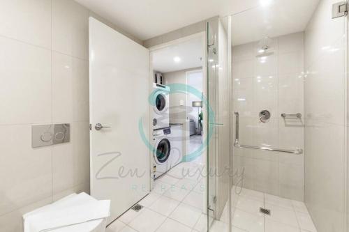 W łazience znajduje się prysznic ze szklanymi drzwiami. w obiekcie ZEN OCEAN BLISS - Cozy 2-BR/2-BA Sea View Retreat w mieście Darwin