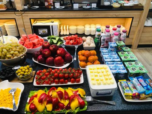 撒馬爾罕的住宿－al Madina Hotel Samarkand，桌子上摆放着许多不同种类的水果和蔬菜