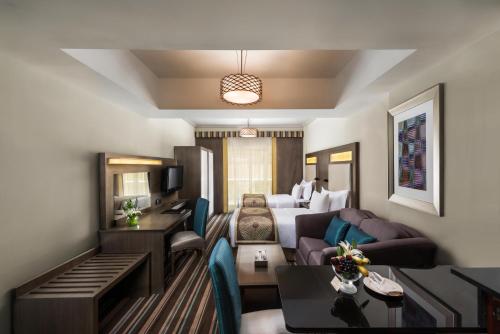 Uma área de estar em Savoy Central Hotel Apartments