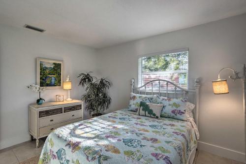 En eller flere senge i et værelse på Updated Family Beach Retreat Less Than 3 Mi to Ocean!