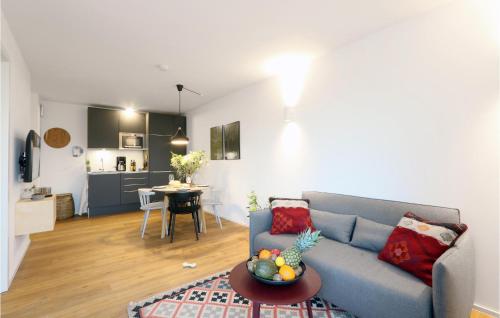 ein Wohnzimmer mit einem blauen Sofa und einem Tisch in der Unterkunft Cozy Home In Lembruchdümmer See in Lembruch