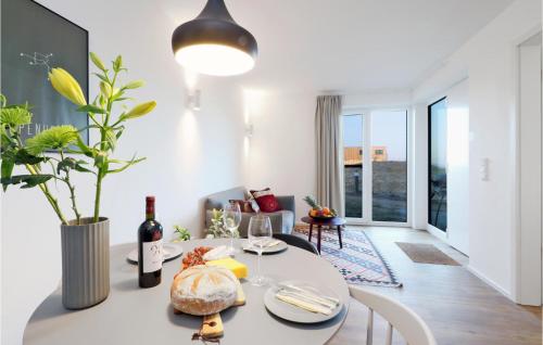 ein Esszimmer und ein Wohnzimmer mit Tisch und Stühlen in der Unterkunft Cozy Home In Lembruchdümmer See in Lembruch