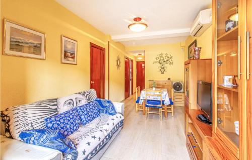 TV a/nebo společenská místnost v ubytování Stunning Apartment In Santa Pola