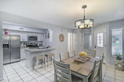 Fotografie z fotogalerie ubytování Soothing Jacksonville Townhome Patio and Yard! v destinaci Orange Park