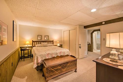 En eller flere senge i et værelse på New Holland Apartment with Patio, Deck and Pool
