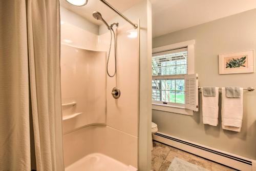 uma casa de banho com um chuveiro e um WC. em New Holland Apartment with Patio, Deck and Pool em New Holland
