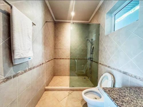 La salle de bains est pourvue d'une douche et de toilettes. dans l'établissement Pool villas with big garden and near Jomtien beach 600 meters, à Jomtien Beach