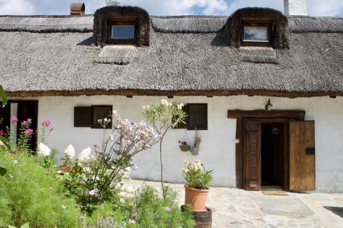Cette maison ancienne dispose d'un toit de chaume et d'une cour. dans l'établissement Sasfészek Pihenő, à Kőszegszerdahely