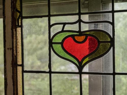 a stained glass window with a heart on it at 竜野園藝 in Kamimashiki