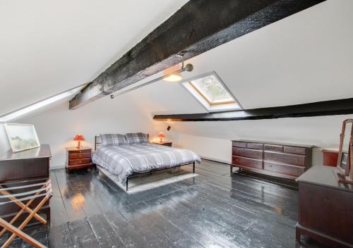1 dormitorio en el ático con 1 cama y vestidor en Ty Manod en Blaenau-Ffestiniog