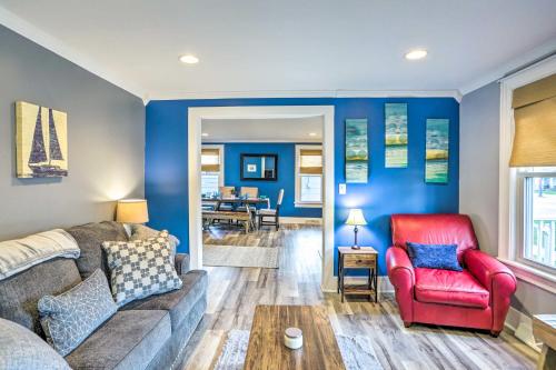 Χώρος καθιστικού στο Sweetwater Hideaway - Blocks to Lake Erie!