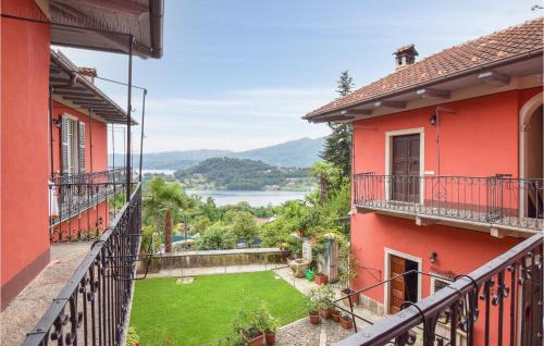 widok z balkonu domu w obiekcie Cozy Apartment In Carcegna Di Miasino No w mieście Pettenasco