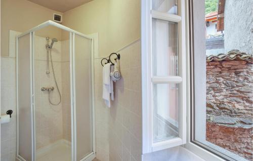 Bathroom sa Stunning Apartment In Carcegna Di Miasino No With Wifi