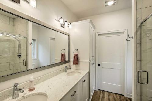 a bathroom with two sinks and a large mirror at Door County Family Home 3 Mi Whitefish Dunes in Sturgeon Bay