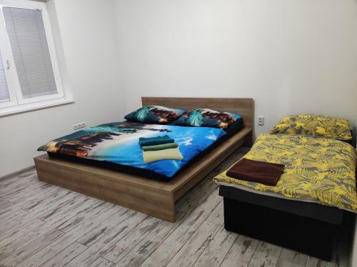 1 dormitorio con 2 camas individuales en una habitación en Royal House Trencin en Trenčín