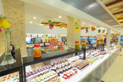 凯麦尔Crystal De Luxe Comfort Collection - All Inclusive的一家摆满各种食物的商店