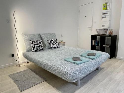 Posteľ alebo postele v izbe v ubytovaní Les soldes au Gervais appartement studio en plein centre