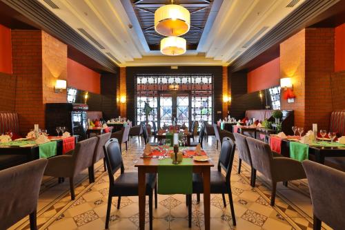 ケメルにあるCrystal De Luxe Resort & Spa - All Inclusiveのテーブルと椅子が備わるレストラン