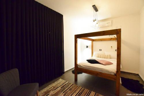 Een bed of bedden in een kamer bij אחוזת נופש אדל