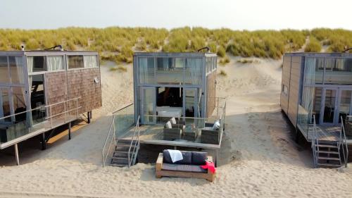 an aerial view of two houses on the beach at Slaapzand in Domburg