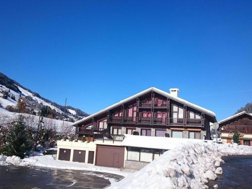 Photo de la galerie de l'établissement Duplex 8-10 pers, terrasse sud, ski au pied, garage, Beaufortain - FR-1-342-214, à Beaufort