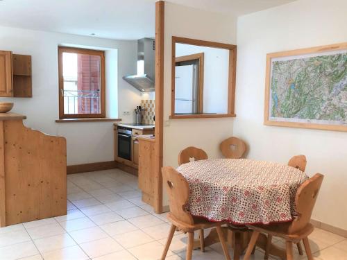 une salle à manger avec une table et une cuisine dans l'établissement Appartement confortable et lumineux, 66m², 2 chambres, 5 personnes, Beaufort – Wifi inclus, proche services - FR-1-342-228, à Beaufort