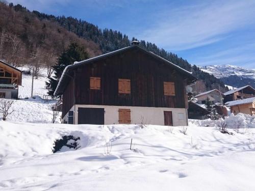 Photo de la galerie de l'établissement Chalet familial calme pour 7/8 pers, 3 chambres, proche des pistes, bien équipé et animé, 2 étoiles - FR-1-342-212, à Beaufort