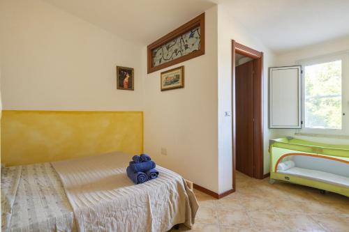 un dormitorio con una cama con un animal de peluche en Villa Sole, en Tertenìa