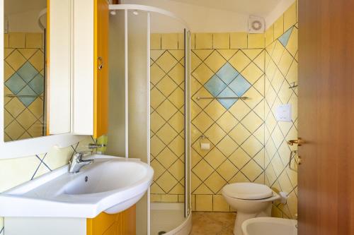 W łazience znajduje się umywalka, toaleta i prysznic. w obiekcie Villa Sole w mieście Tertenìa
