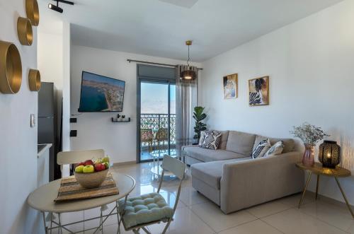 uma sala de estar com um sofá e uma mesa em מלוני דירות נופש אילת - Melony Apartments Eilat em Eilat