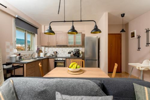 Elenas Modern Apartment with Free Parking