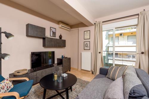 Elenas Modern Apartment with Free Parking