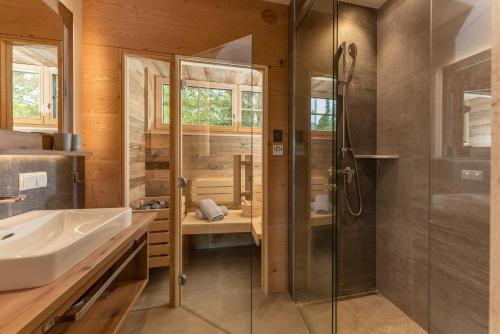 y baño con ducha y lavamanos. en Appartements Die Ramsauerin en Ramsau am Dachstein