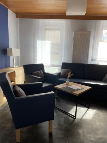 a living room with couches and a coffee table at Gästehaus Schattemorellsche in Fürfeld
