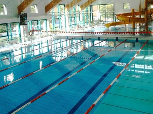 duży basen wypełniony błękitną wodą w obiekcie Centralny Ośrodek Sportu - Wałcz w Wałczu