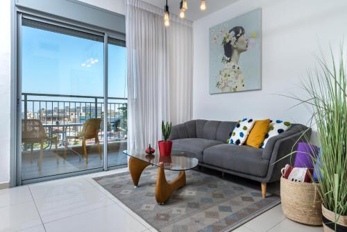 - un salon avec un canapé et une table dans l'établissement מלוני דירות נופש אילת - Melony Apartments Eilat, à Eilat