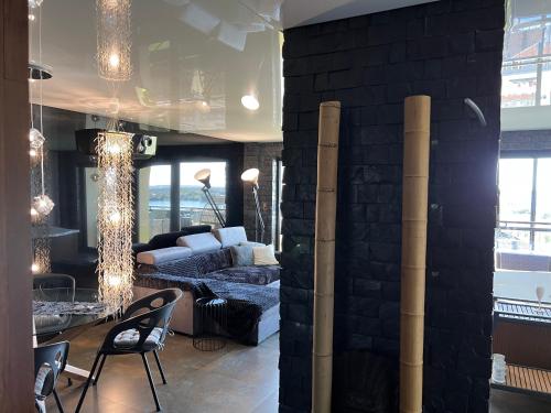 Giường trong phòng chung tại LUKSUSOWY apartament z nieziemskim widokiem