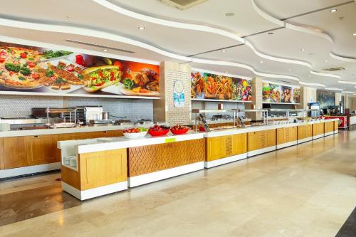 Comida en o cerca de este resort