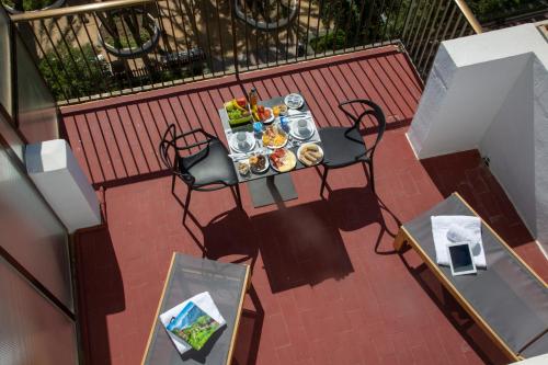 an overhead view of a table and chairs on a patio at Casual Pop Art Benidorm in Benidorm